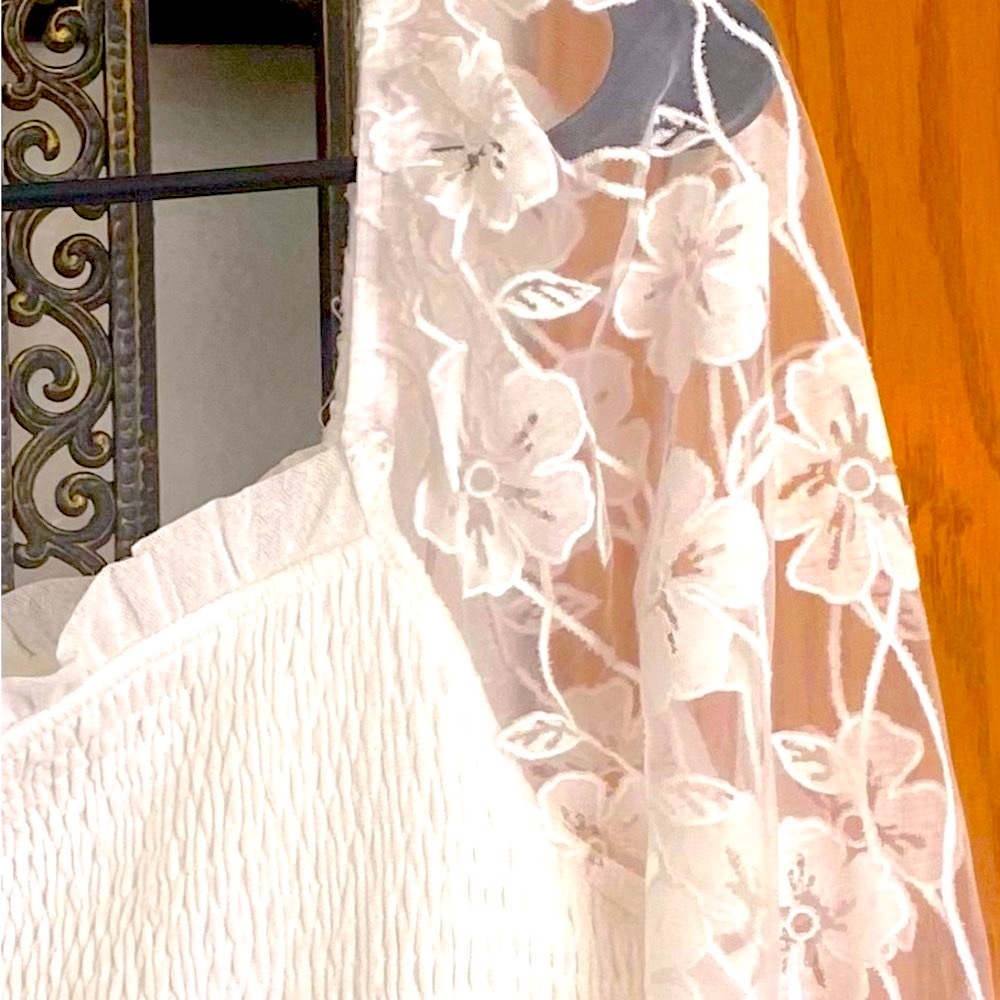 New Beautiful blouse. - Picture 3 of 6